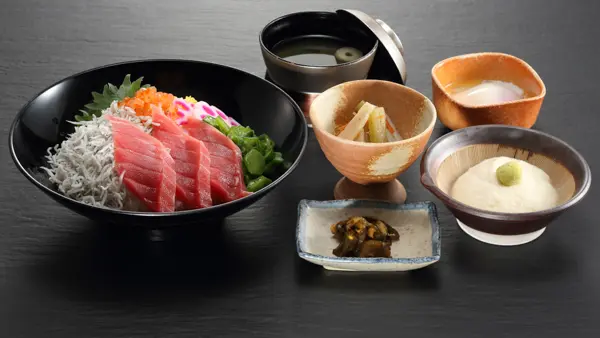 鮪と釜揚げしらすのとろろ御膳 (天然南鮪使用)