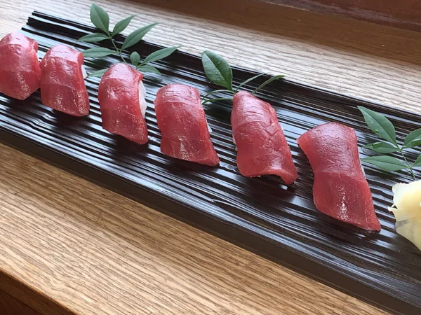 マグロにぎり6貫