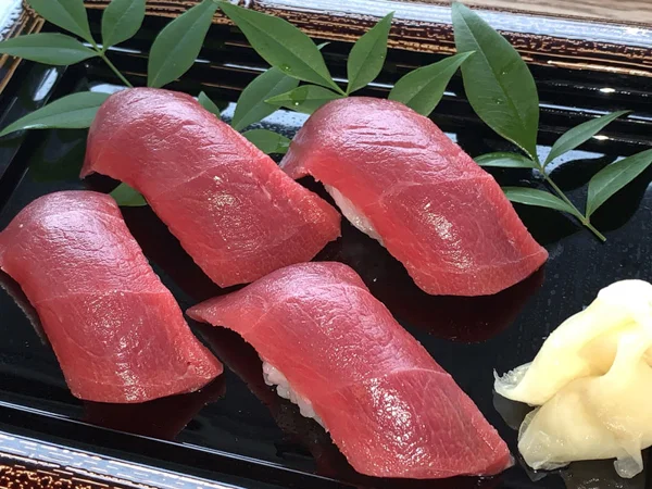 マグロにぎり4貫